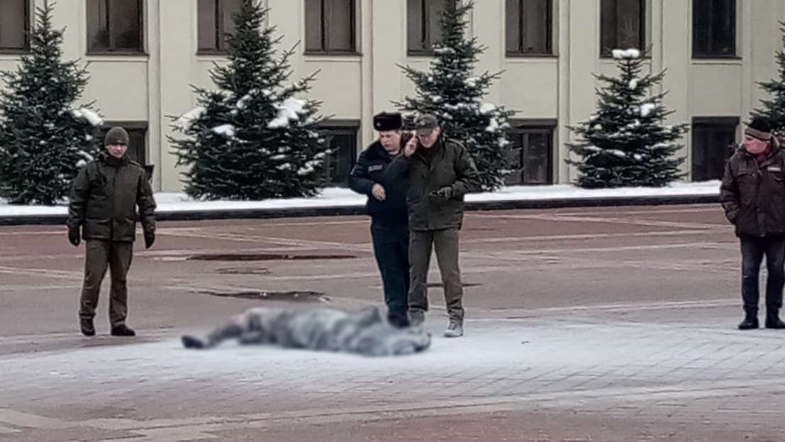 Возле Дома правительства человек совершил самоподжог