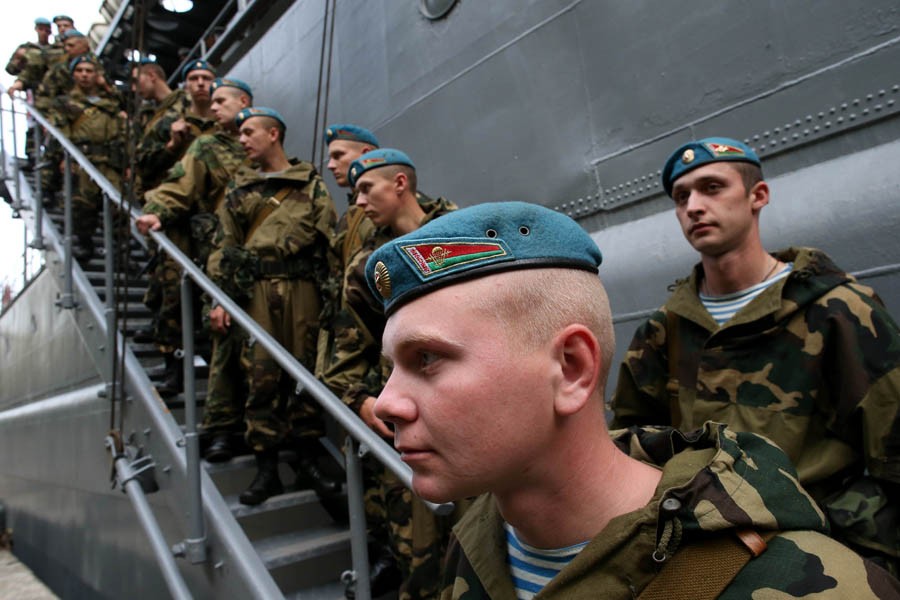 Белорусские и Российские военнослужащие на учениях провели совместное десантирование