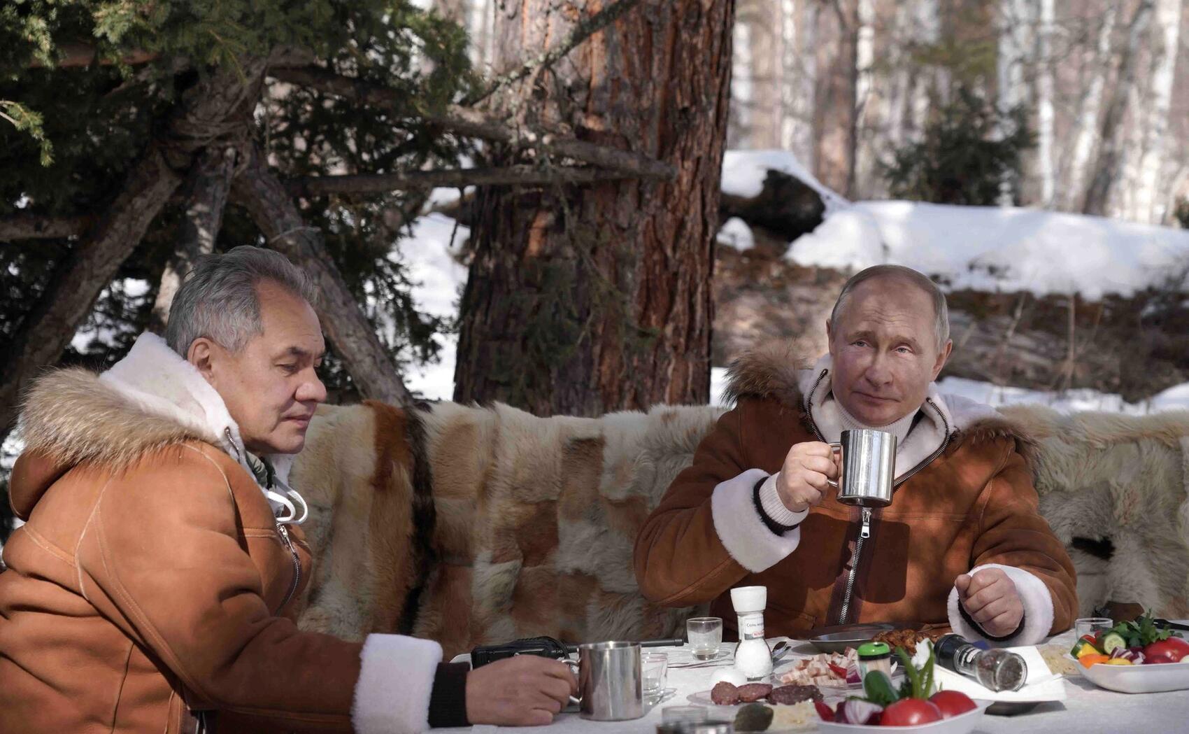 Путин и Шойгу провели встречу в Сибири