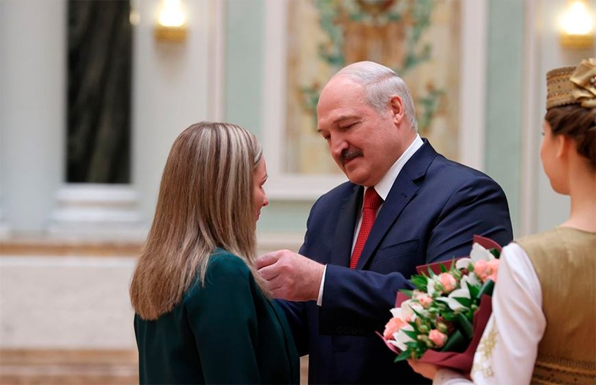 Мы любим свою страну и сделаем все, чтобы дети и внуки жили в мире - Президент на вручения госнаград