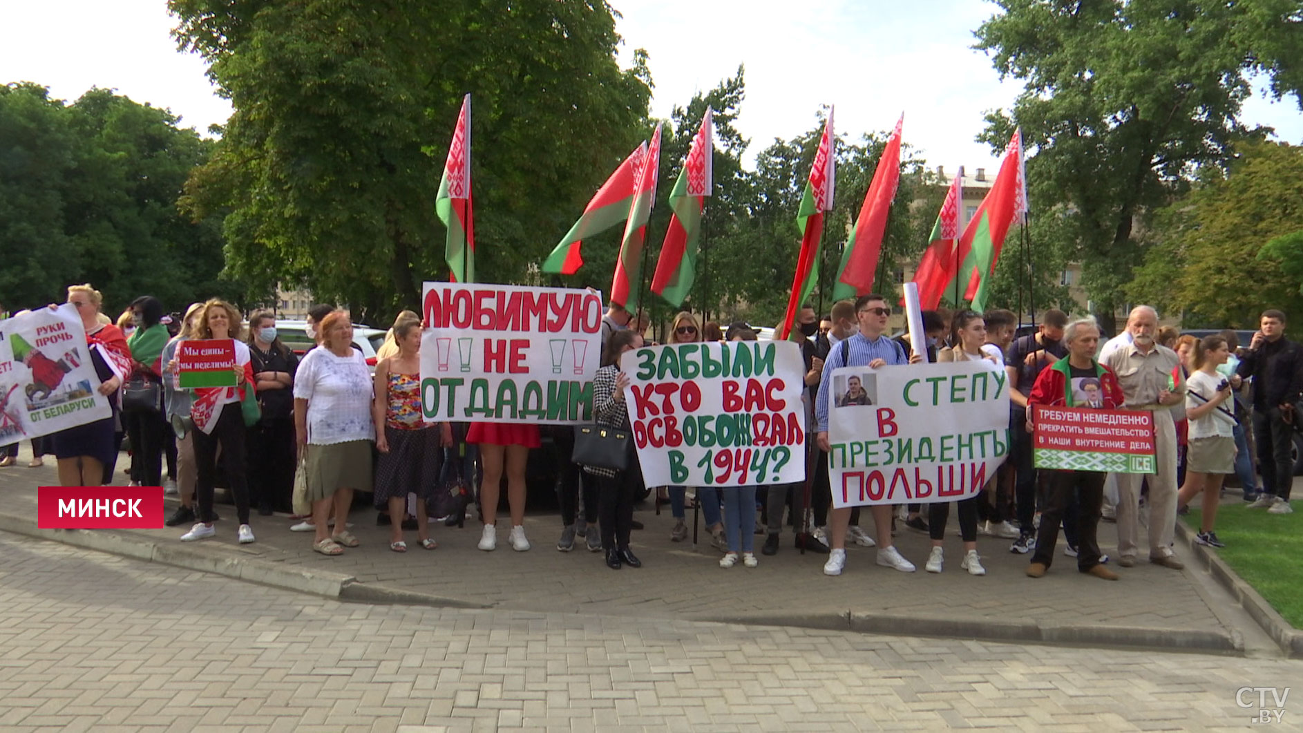 Гражданско беларусь. Митинги в Белоруссии 2020. Белорусы на митинге. Беларусь протесты плакаты. Польша против Белоруссии.