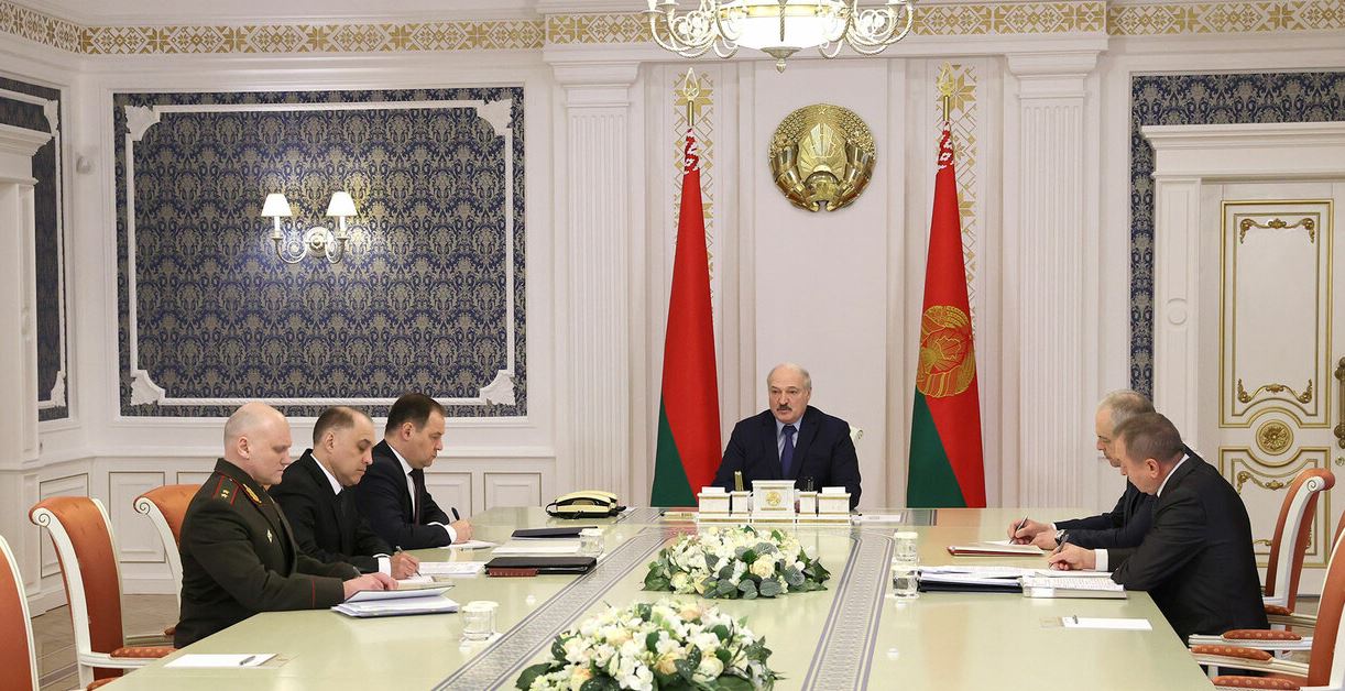 Лукашенко напомнил политикам о запрете зарубежной финпомощи