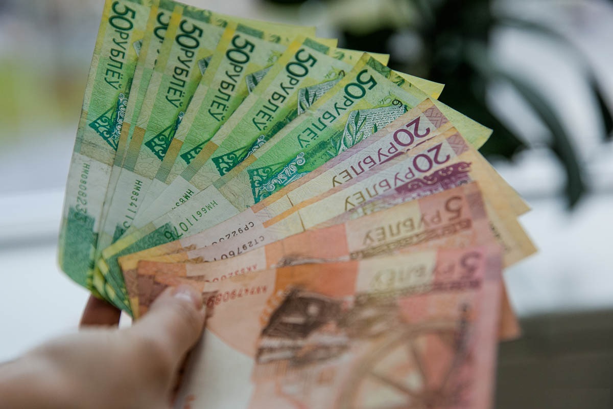 Белорусский рубль укрепился к доллару и евро на торгах в понедельник