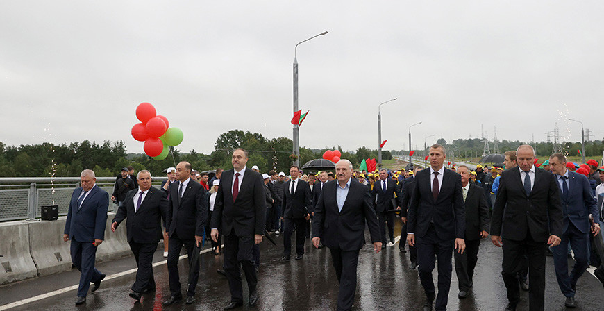 В Гродно Александр Лукашенко открыл самый высокий в Беларуси мост
