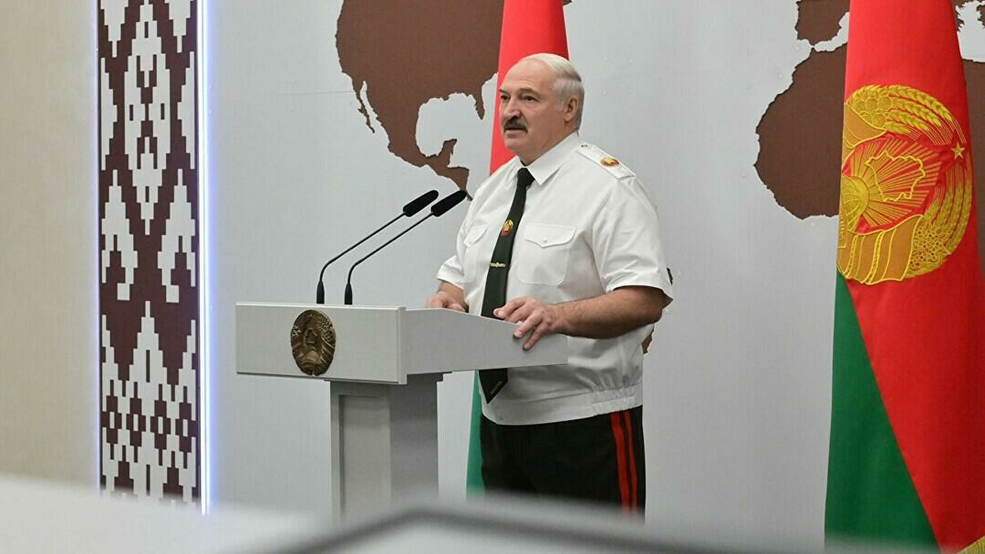 Афганские мигранты будут лететь через нас - Лукашенко