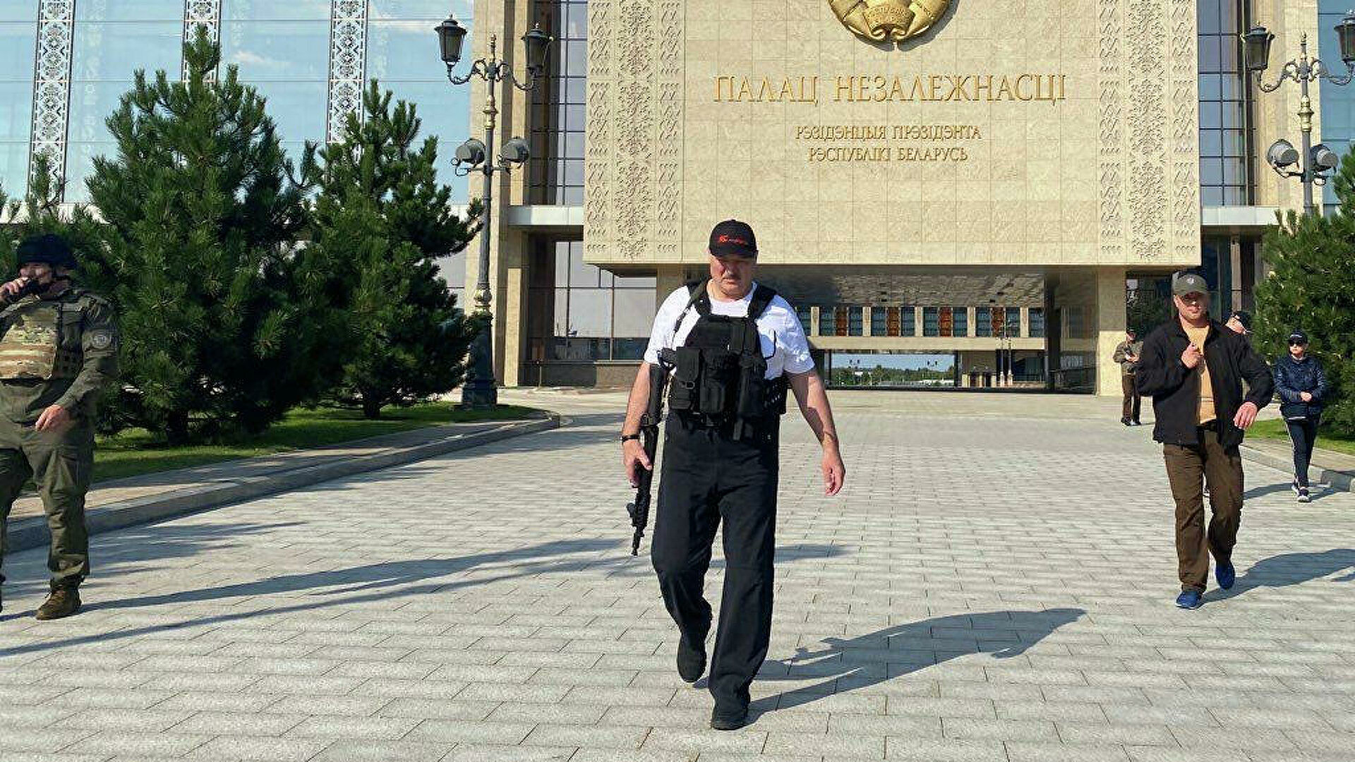 Эйсмонт рассказала, почему Лукашенко появился с автоматом в руках во время протестов