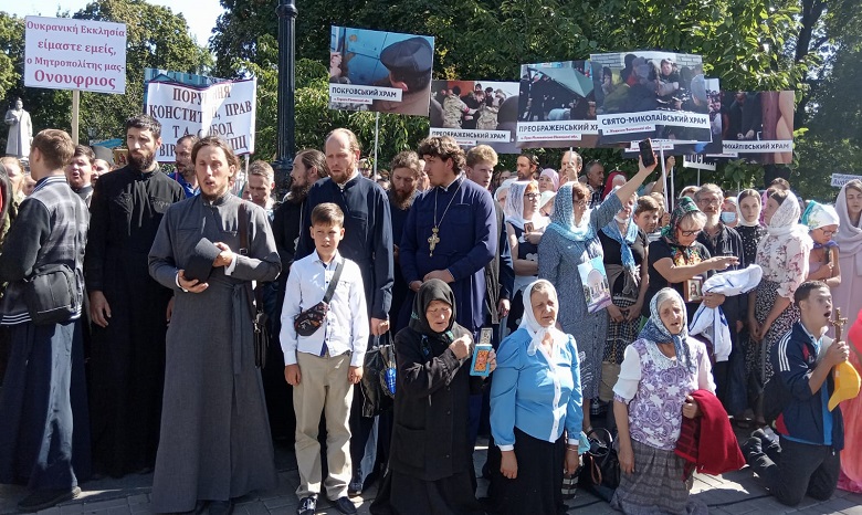 Прихожане УПЦ патриарху Варфоломею: "500 захваченных храмов на твоей совести"