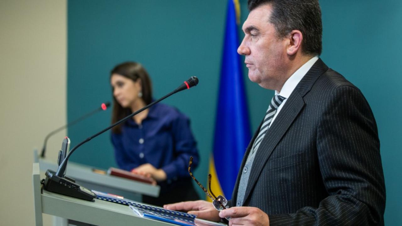 Украинский секретарь СНБО "напрягся" после того, как услышал вопрос на русском