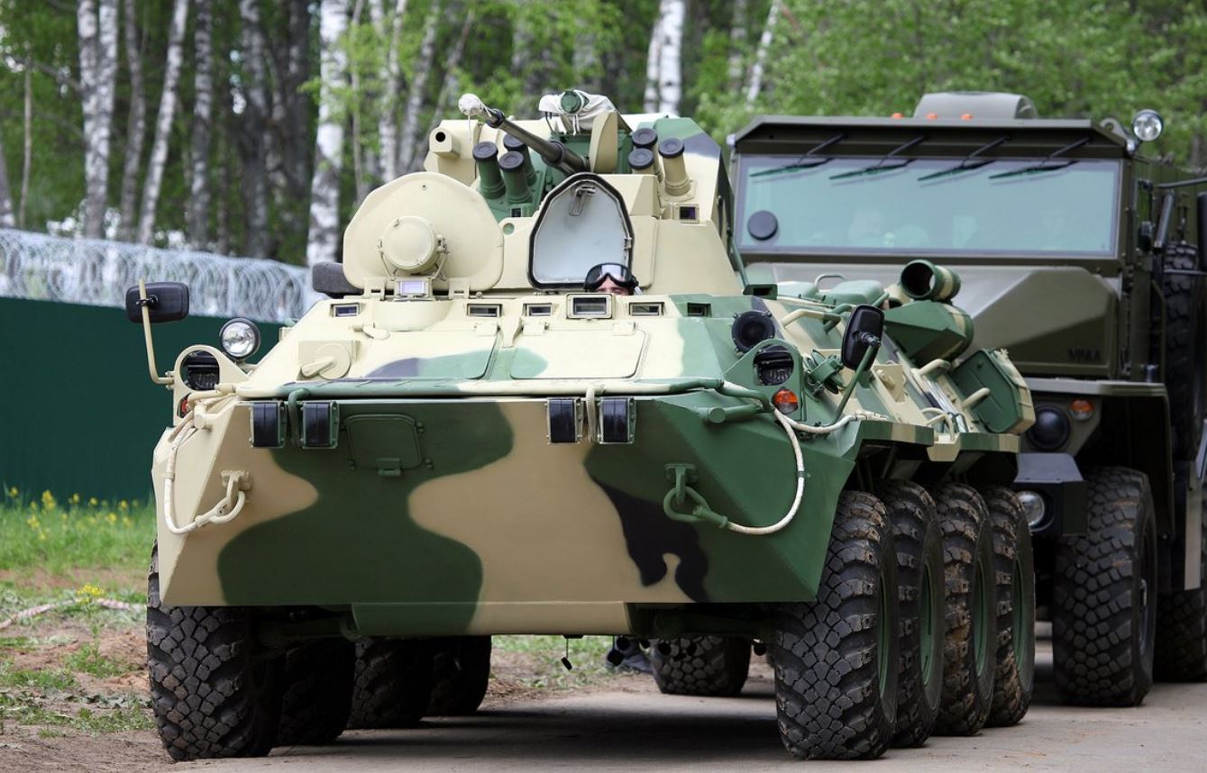 В Беларусь доставлена первая партия российских бронетранспортеров БТР-82А
