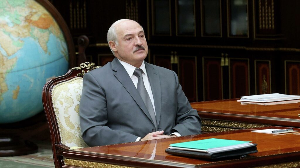 Александр Лукашенко пообещал дать жесткий ответ действиям Западных стран