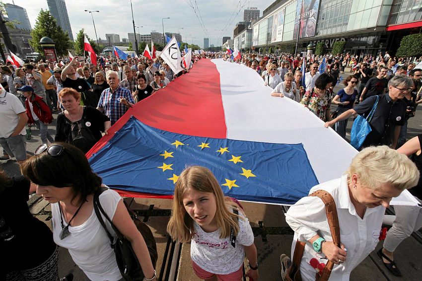 Сможет ли Брюссель взять верховенство над Варшавой и приструнить политиков из "ПиС"?