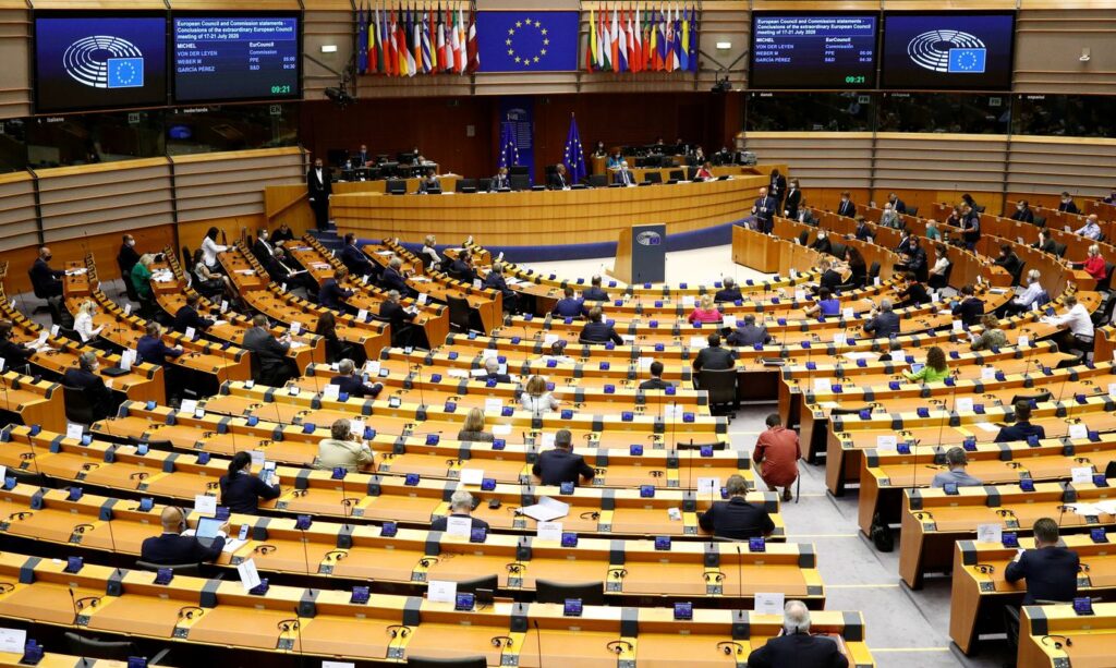 Конфликт в ЕС: Европарламент подал в суд на Еврокомиссию из-за Польши