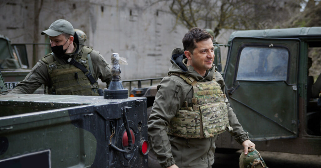 Зеленский может устроить бойню на Донбассе, чтобы спасти собственную шкуру