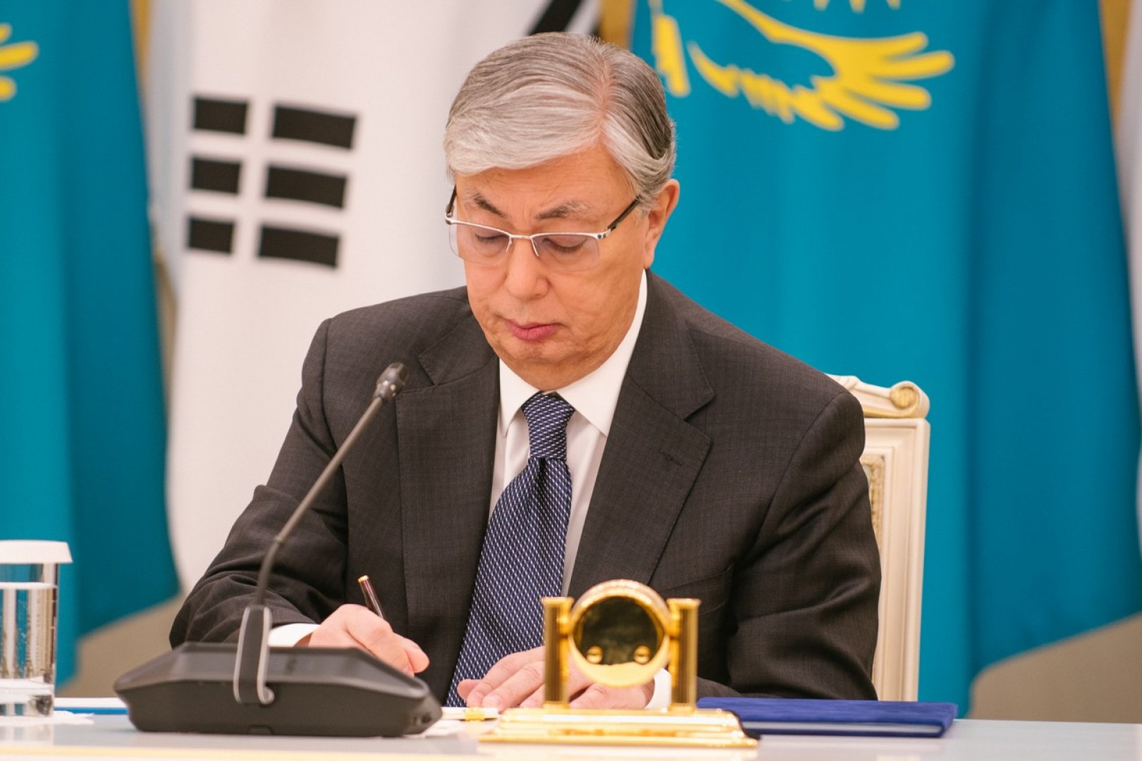 Президент Казахстана предложил пересмотреть в стране закон о СМИ