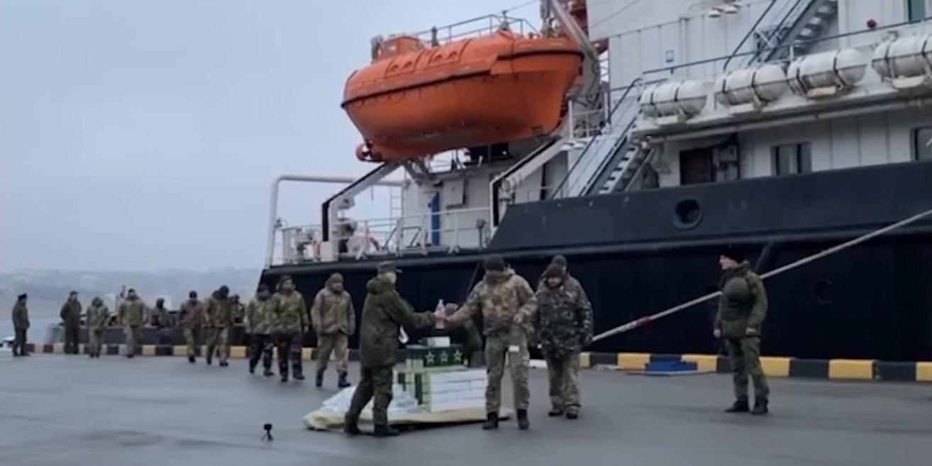 Украинские военные, которые сдались на острове Змеиный, доставлены в Севастополь