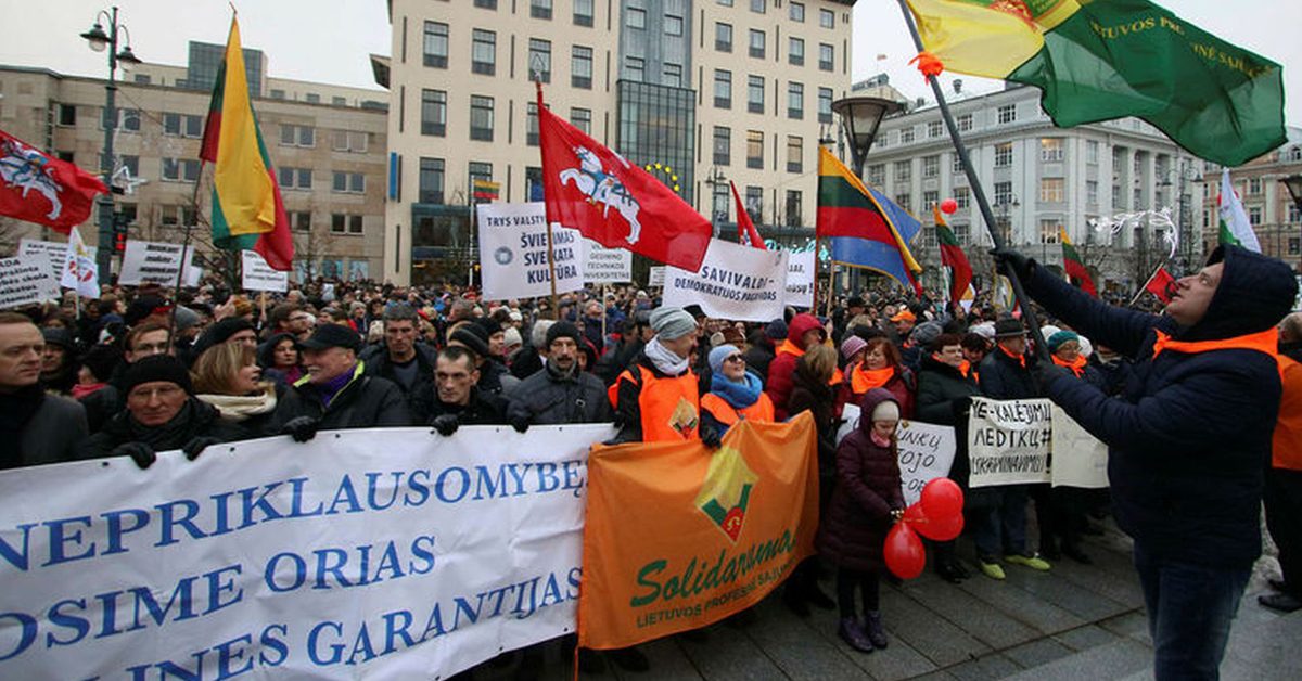 На литовских предприятиях начались забастовки