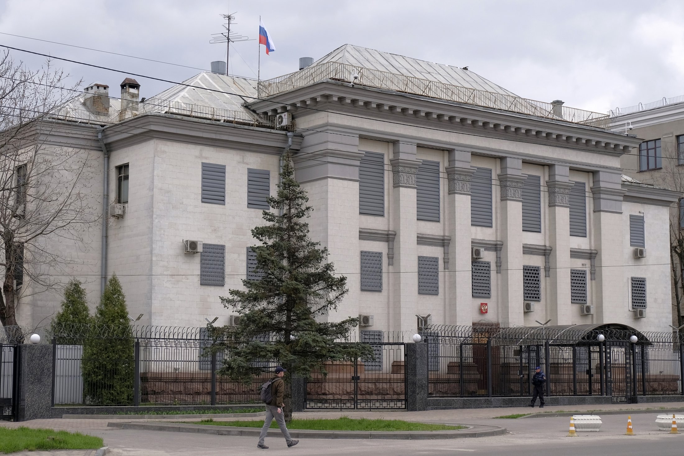 СМИ: российские дипломаты покидают Украину