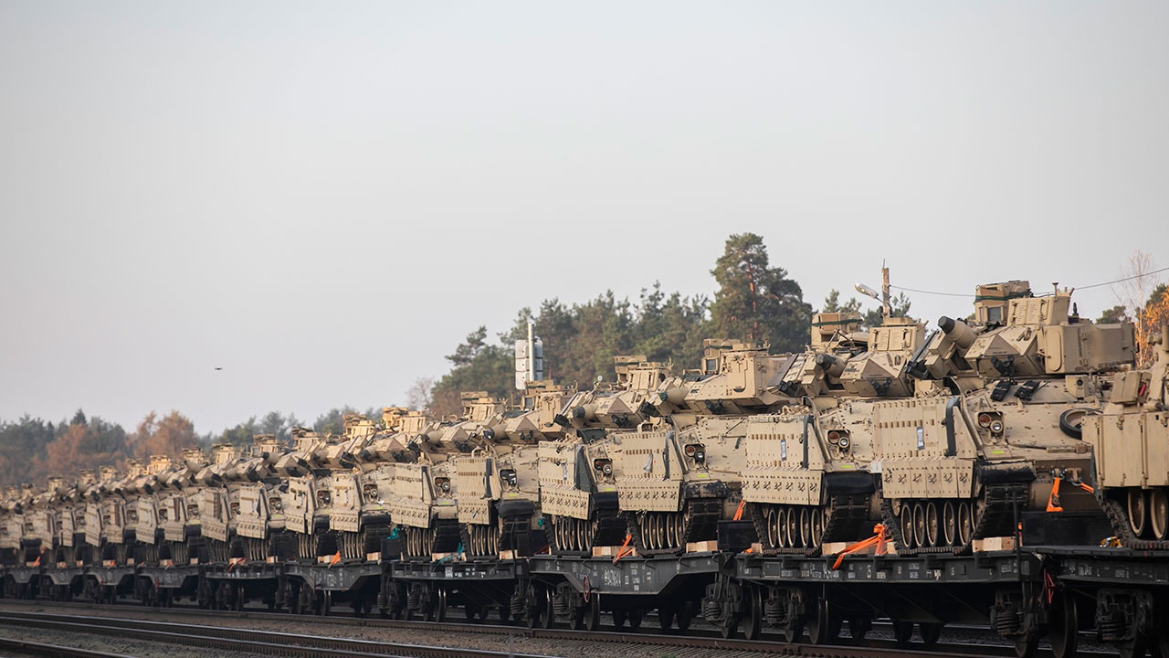 Греческие железнодорожники отказываются перевозить танки США в сторону Украины