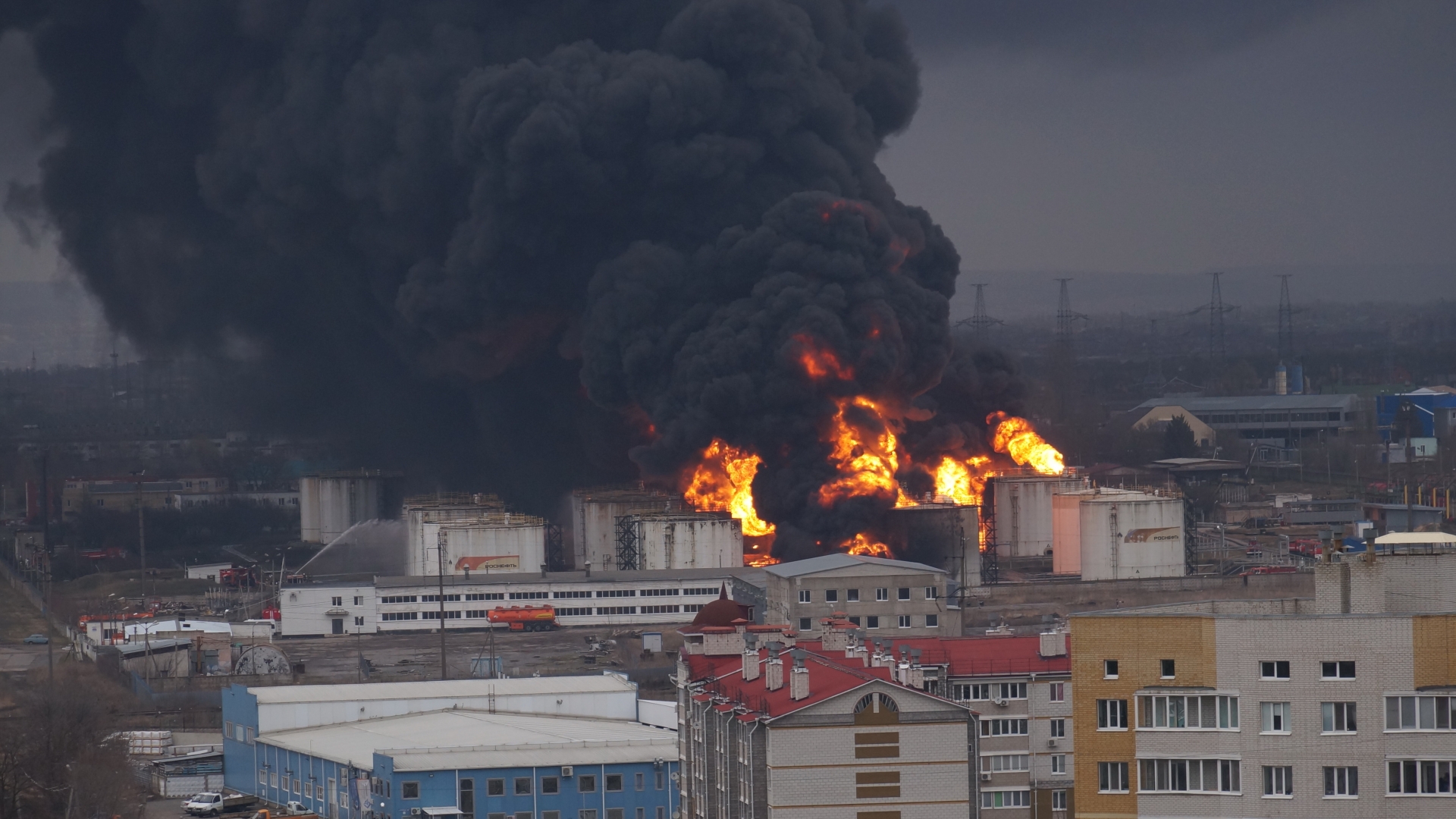 Зеленский отказался обсуждать вопрос об ударе по нефтебазе в Белгороде