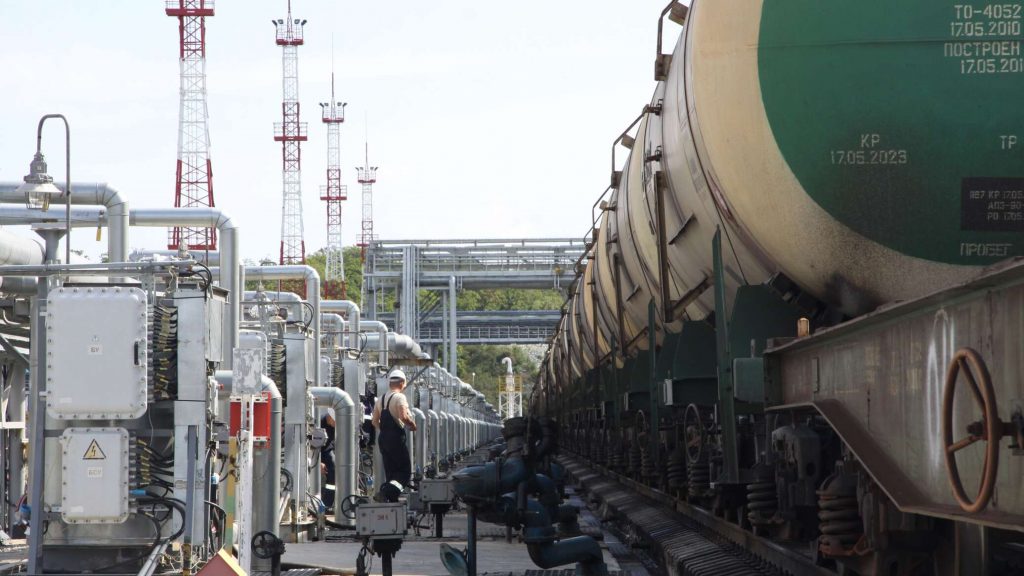 Может ли Европа отказаться от российской нефти и к чему это приведёт?