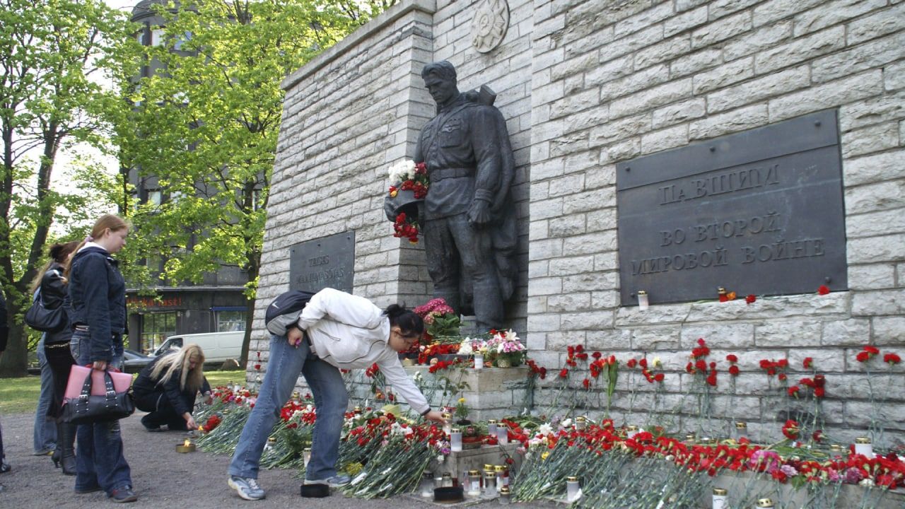 СМИ: демонтаж советских памятников в Эстонии готовится в обстановке секретности