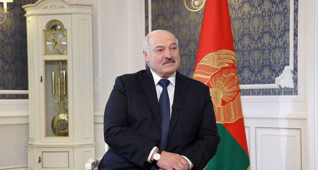 Лукашенко поздравил белорусов с Днем народного единства