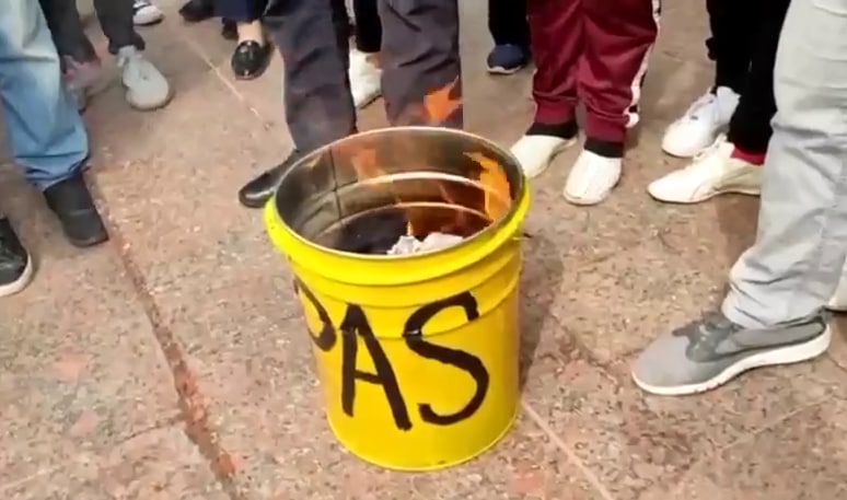 Оппозиция в Молдове сжигает счета за газ и требует отставки президента