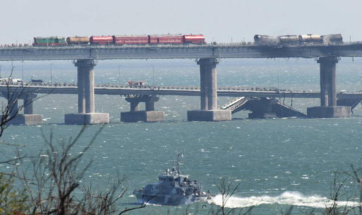 СК РФ: на Крымском мосту во время взрыва грузовика погибли три человека