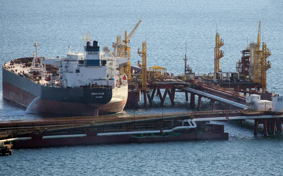 Блинкен: Россия продолжит экспортировать нефть после введения потолка цен