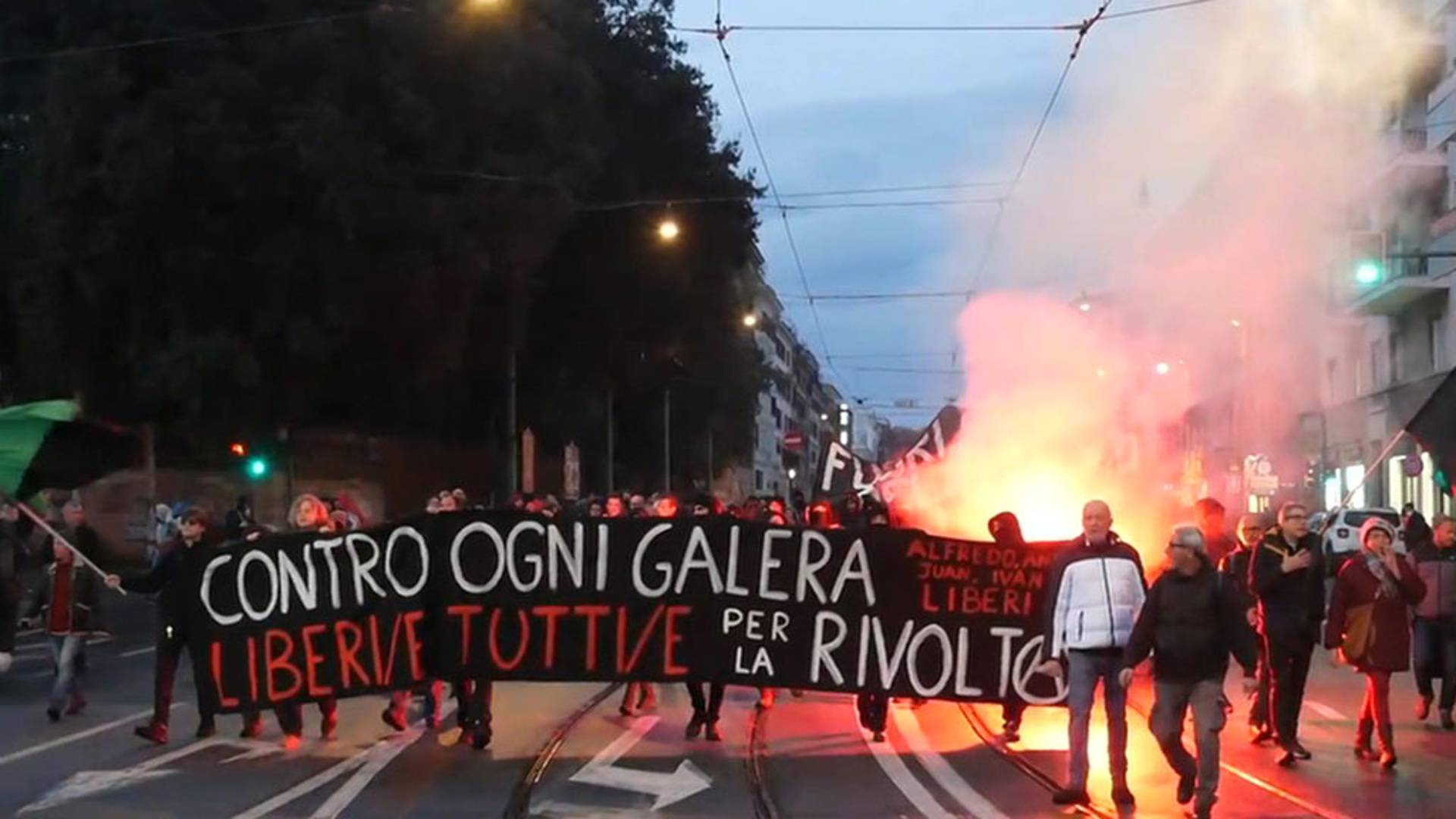 В Милане прошли митинги против поставок оружия Киеву