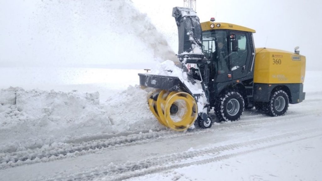 Аэропорт Минска во время снегопада работает в штатном режиме
