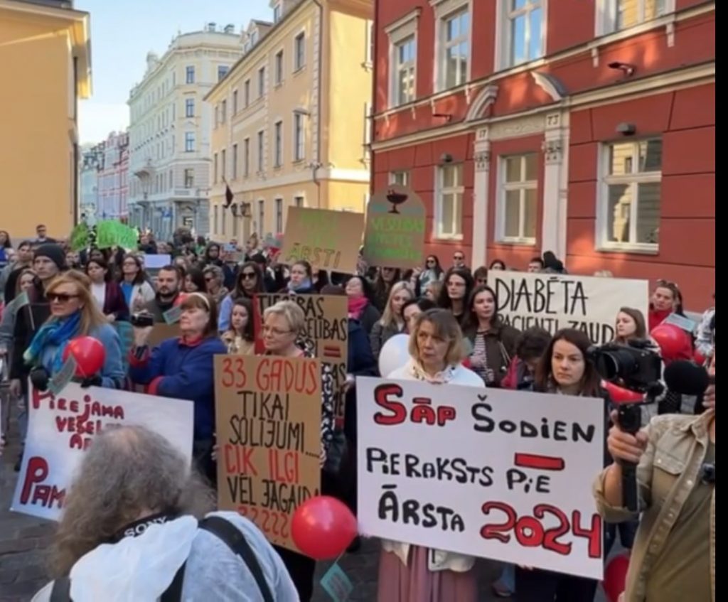 У здания Сейма Латвии проходит протест медиков