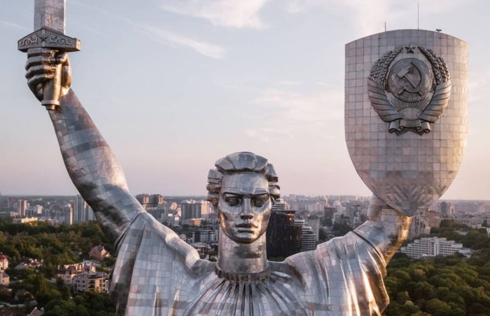 Герб на трезубец. В Киеве на памятнике «Родина-мать» сменят символику