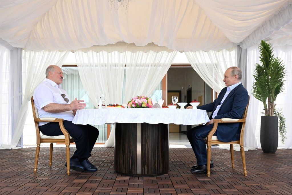 Президенты Беларуси и России обсудили поставку вооружения в республику