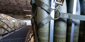 СМИ: Охраняемый военными НАТО поезд со снарядами для Украины ограбили в Польше