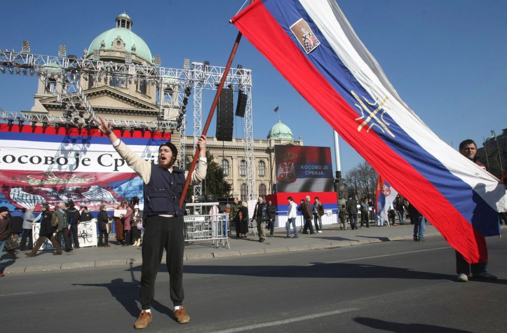 Сербию склоняют к противостоянию с Россией и ведут на Запад