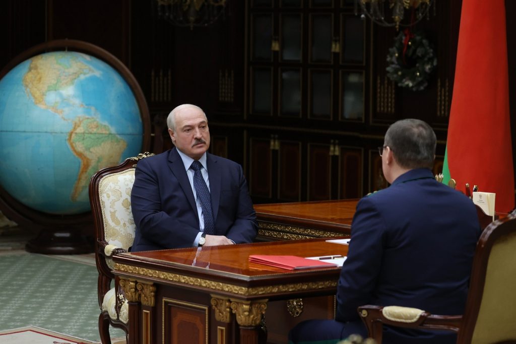 Прокуратуре необходимо усилить контроль за соблюдением законодательства – Лукашенко