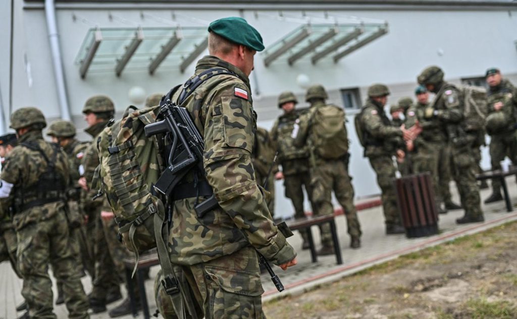 Польша отправила тысячу военных на границу с Беларусью