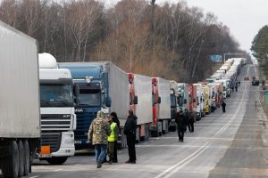 Почти 500 большегрузов стоят в очередях на границе Беларуси с ЕС