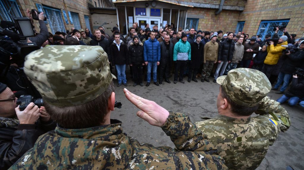 Запад использует Украину в своих интересах: цену платят простые украинцы