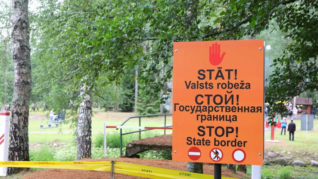 Латвия заявила о введении усиленного надзора за границей с Беларусью