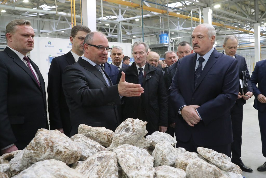 «Сидите без зарплаты» – Лукашенко недоволен работой чиновников