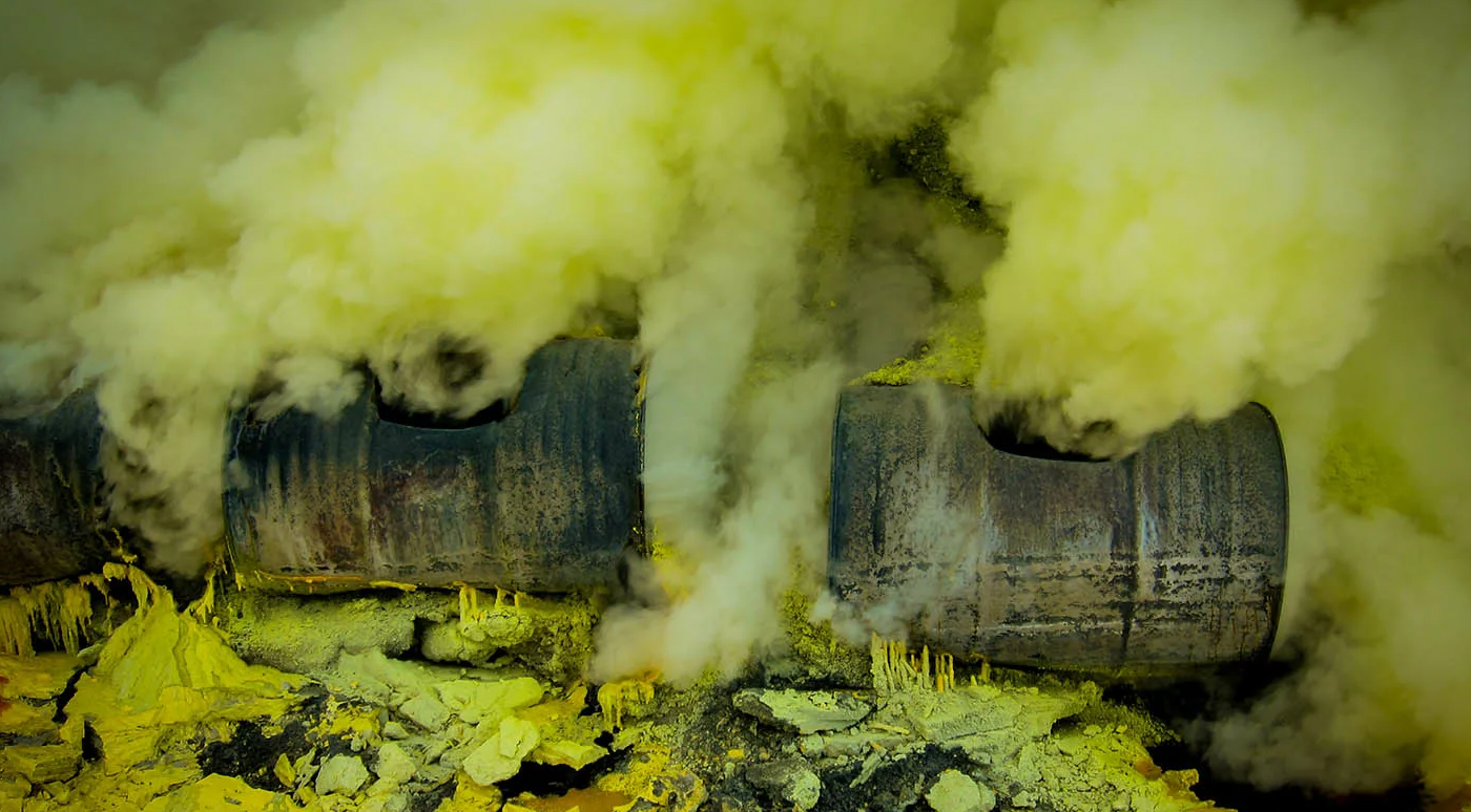 Тяжелый желто зеленый газ с неприятным запахом. Химическое загрязнение. Химические отходы. Выброс химических веществ. Загрязнение химическими веществами.