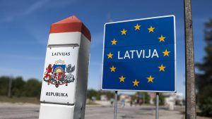 Латвия готова полностью закрыть границу с Беларусью