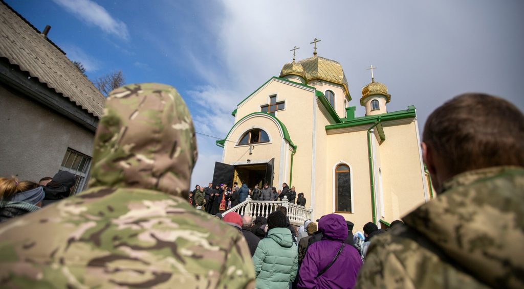Прихожане УПЦ не дали захватить храм в Закарпатье