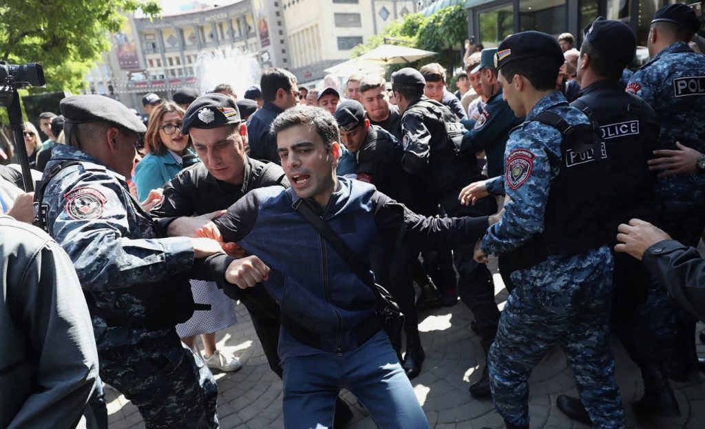 Армянские силовики задержали более ста участников протестных акций