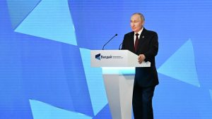 Россия не начинала "войну" на Украине, она пытается ее закончить - Путин