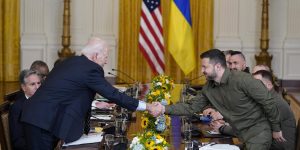 Киевский режим все чаще проговаривается о сделках с Западом - эксперт