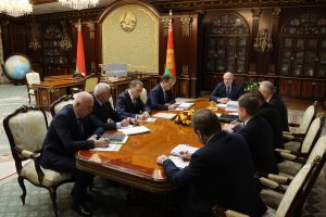 Лукашенко потребовал обеспечить ассортимент товаров к праздникам в деревнях и селах