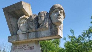 Жители двух сел на западе Украины отказались сносить советские памятники
